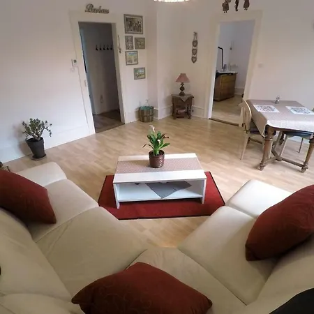 La Vie Est Belle Apartment *
